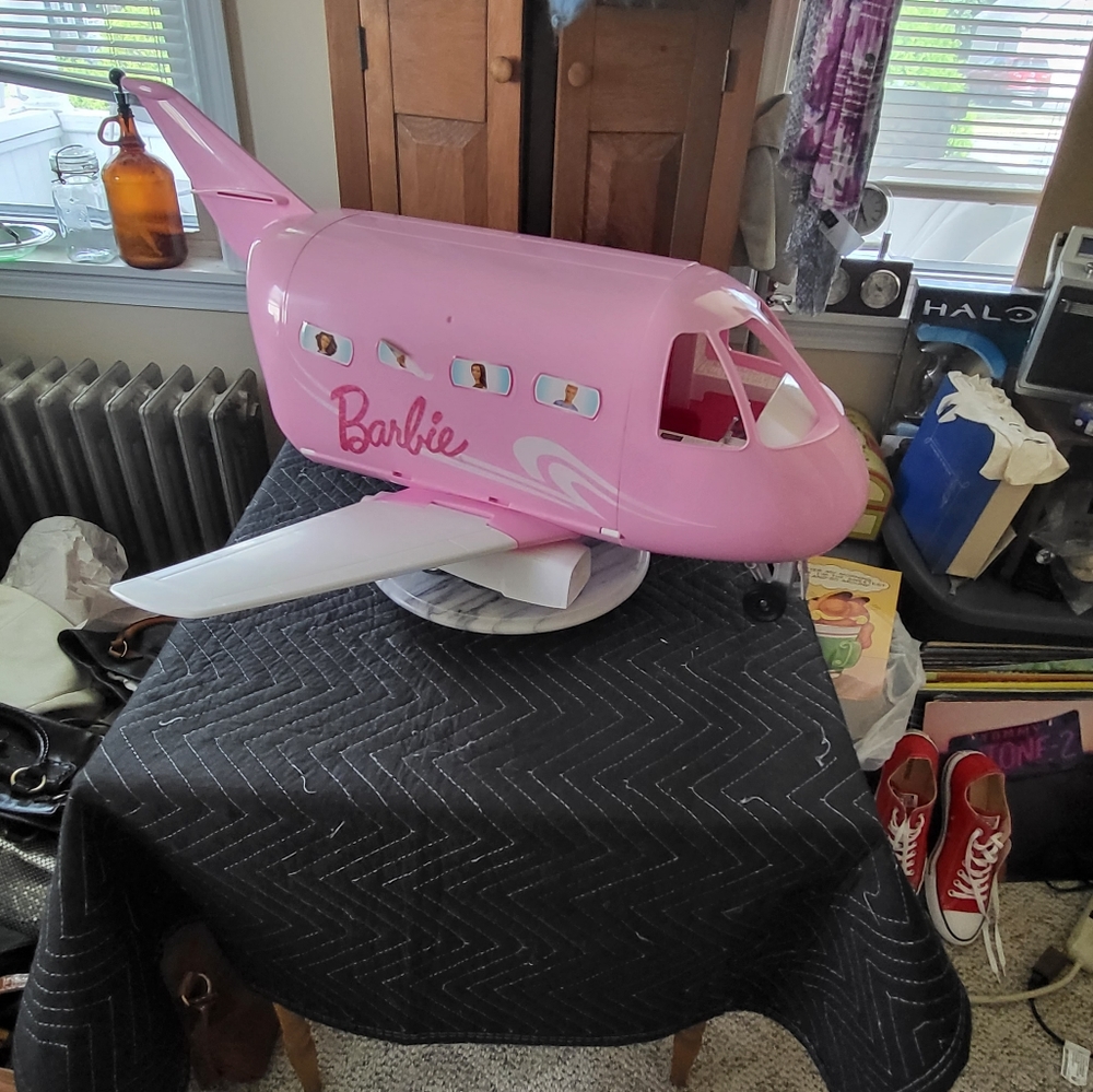 Barbie Glamour Jet - Picture 10 of 16